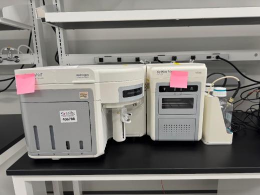 Invitrogen Attune NxT Auto Focusing Cytometer AFC2 with CyTICK MAX AutoSampler-cover