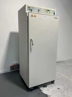 Kendro UT6420 High-Temperature Laboratory Incubator with Adjustable Shelving