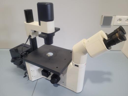 LEICA DMIL inverted microscope with 2 objectives-cover