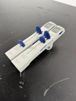 Eppendorf Repeater M4 Manual Pipet Filler for Precise Repetitive Liquid Dispensing-cover