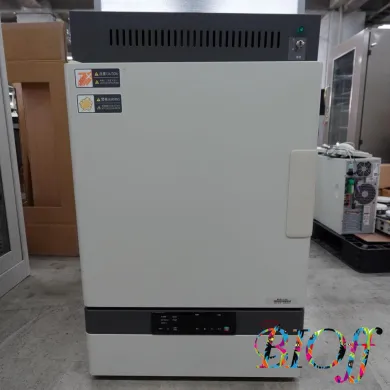 SANYO MIR-162 93 L Heat-Only Incubator with MOV-10FS Two-Tier Stacking Spacer