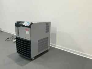 Thermo Fisher Scientific ThermoFlex 2500 Laboratory Recirculating Chiller, 2 of 3