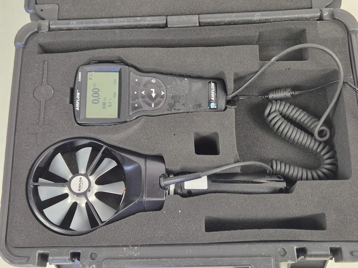 TSI Airflow LCA501 Digital Vane Anemometer with Reversible 100mm Head in Carry Case