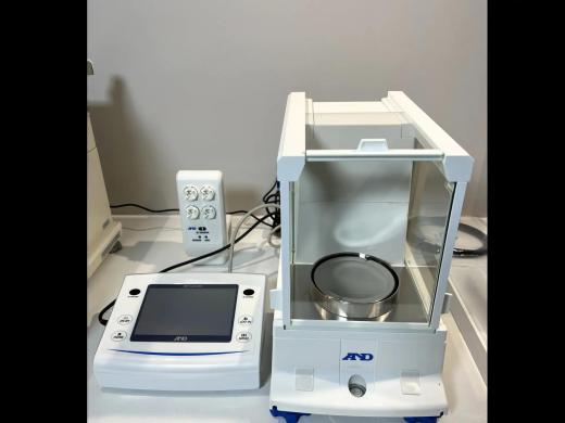 A&D BA-225TE Semi-Micro Analytical Balance with 220g Capacity and 0.01mg Readability-cover
