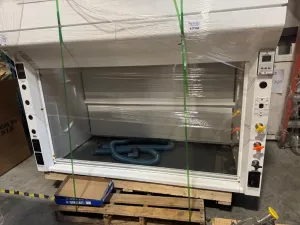 Mott Model 7471040 5-Foot Laboratory Chemical Fume Hood with Airflow and Utility Controls, 2 of 3