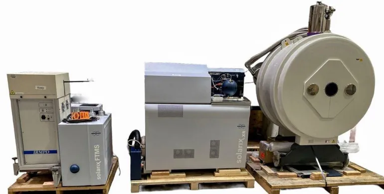 Bruker Solarix XR FTMS IRMPD with Magnex 7T NMR High-Resolution Mass Spectrometer System