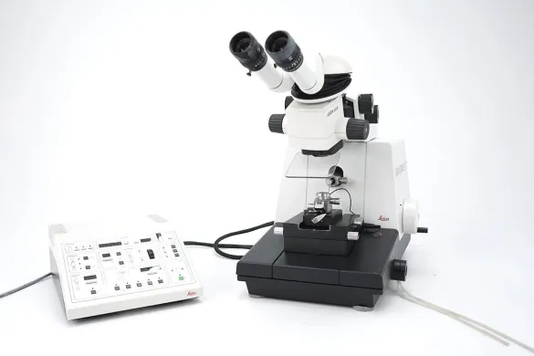 Leica UCT Ultracut Ultramicrotome with MZ6 Stereo Microscope, Microscopes