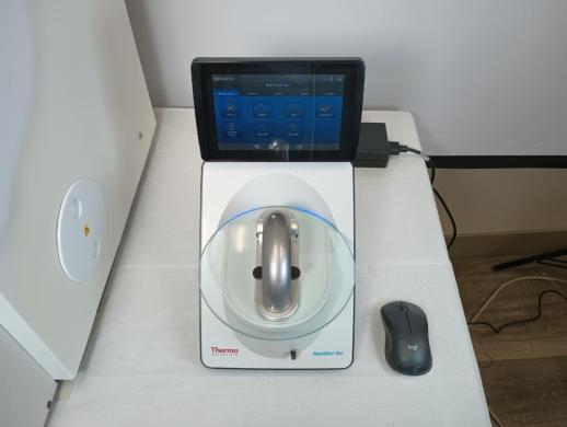 Thermo Scientific NanoDrop One Microvolume UV-Vis Spectrophotometer for Nucleic Acid and Protein Quantification-cover