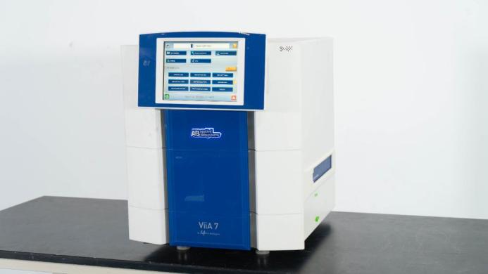 Applied Biosystems ViiA 7 Real-Time PCR System for High-Throughput Quantitative PCR-cover