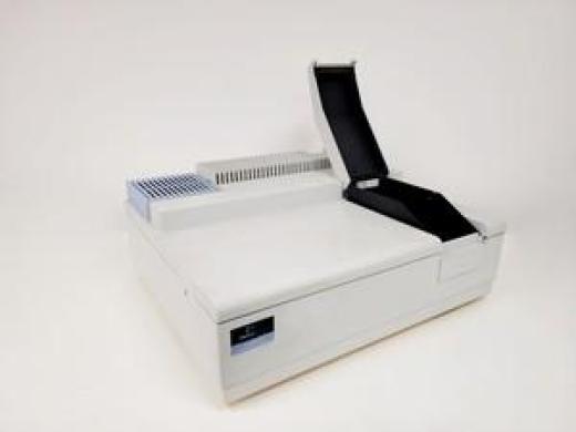 Perkin Elmer Lambda 25 UV/VIS Spectrophotometer  Part no. L600000B Lab-cover