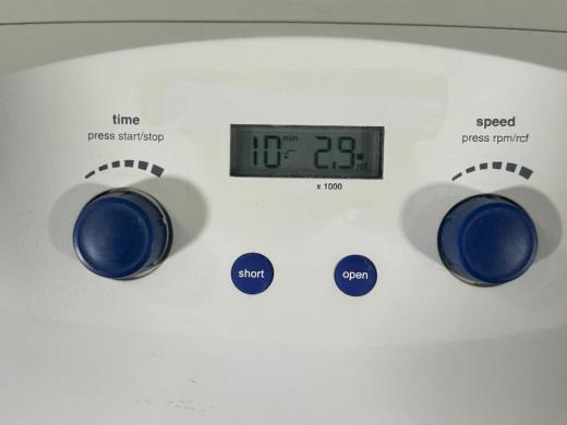 Eppendorf 5702 Benchtop Centrifuge with Adjustable Speed and Timer Controls-cover