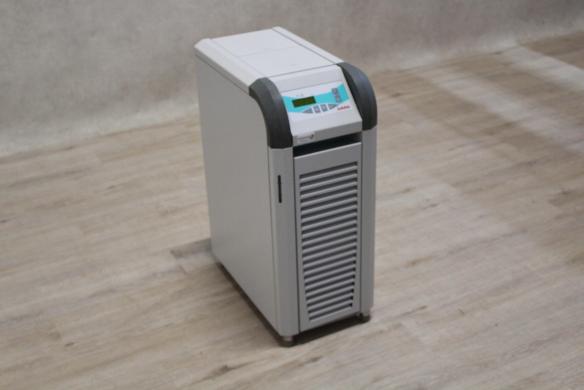 Julabo FL300 Recirculating Cooler for Precise Laboratory Temperature Control-cover