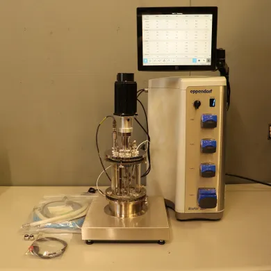 Eppendorf BioFlo 320 Bench-Top Bioprocess Control Station Fermenter Bioreactor