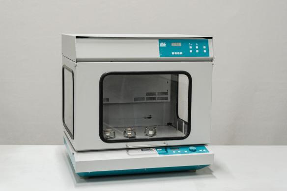 Edmund Bühler TH30 Shaking Incubator Hood with UV and Standard Lighting-cover