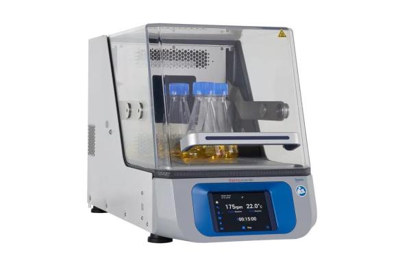 Thermo Scientific Solaris 2000L Incubator Shaker, 25 mm Orbit, Up to 60 °C