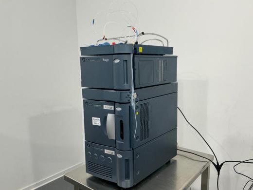 Waters Acquity HClass Plus HPLC System with QSM Pump, FTN-H Autosampler, and PDA Detector-cover