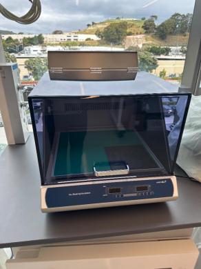 VWR 10L Benchtop Shaking Incubator with Precise Temperature Control-cover