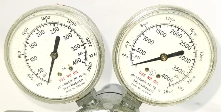 Praxair 212 Series Dual-Stage Hydrogen Pressure Regulator (CGA 350)
