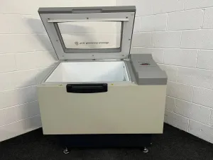 New Brunswick Excella E25 Incubating Shaker with precise temperature and speed control, 4 of 11