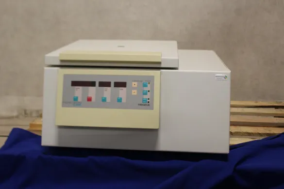 Heraeus Labofuge 400R Refrigerated Benchtop Centrifuge with Swing-out Rotor
