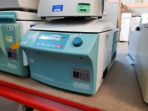 Hettich Mikro 200R Centrifuge, 2 of 5