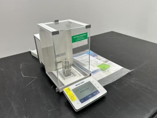 Mettler Toledo XSR105 Analytical Balance-cover