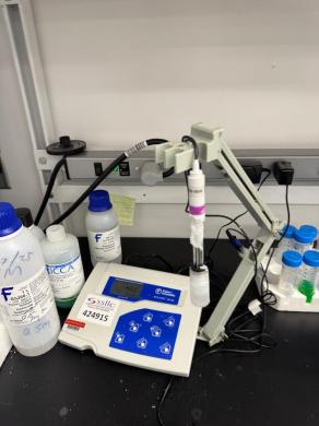 Thermo Fisher Scientific Accumet AE150 Benchtop Digital pH Meter with Adjustable Electrode Arm-cover