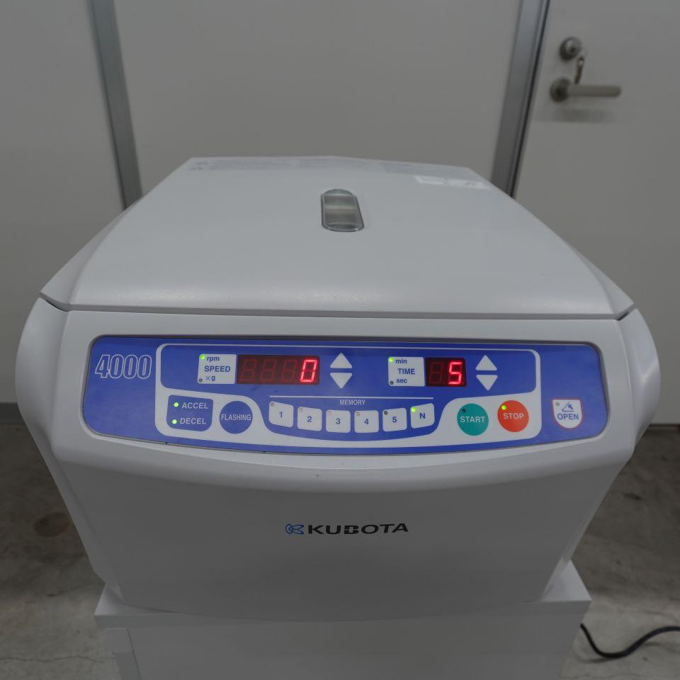 Kubota 4000 Benchtop Centrifuge with ST-722 M Swing Rotor