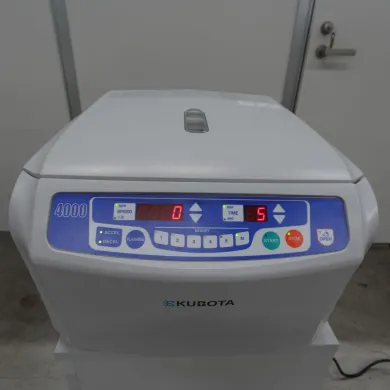 Kubota 4000 Benchtop Centrifuge with ST-722 M Swing Rotor