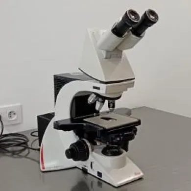 Leica DM2500 Trinocular Microscope
