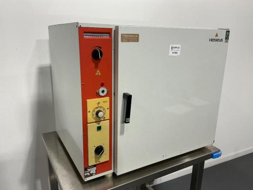 Heraeus B5050E Laboratory Drying Oven with Stainless Steel Interior and Adjustable Shelving-cover