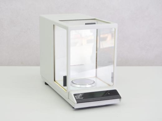 Mettler AE260 Analytical Balance with 205 g Capacity and 0.1 mg Readability-cover