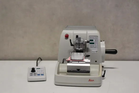 Leica RM2255 Motorized Rotary Microtome for Precise Tissue Sectioning