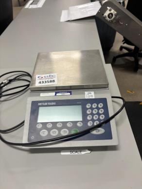 Mettler Toledo ICS4x5-1 Digital Laboratory Scale with Integrated Indicator-cover