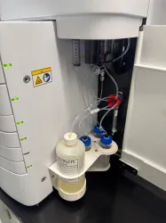 Agilent 5200 Fragment Analyzer Capillary Electrophoresis System for DNA Fragment Analysis, 2 of 3