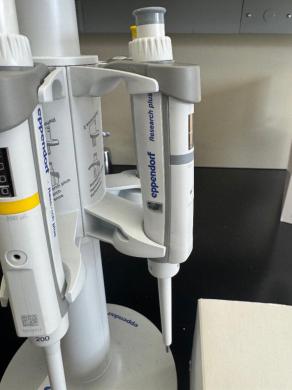 Eppendorf Research Plus Single Channel Pipette Set with Six Pipettes and Stand-cover