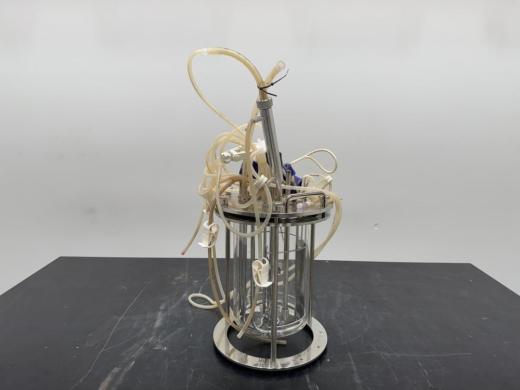 New Brunswick Scientific Glass Bioreactor Vessel with Integrated Assembly and Agitation System-cover