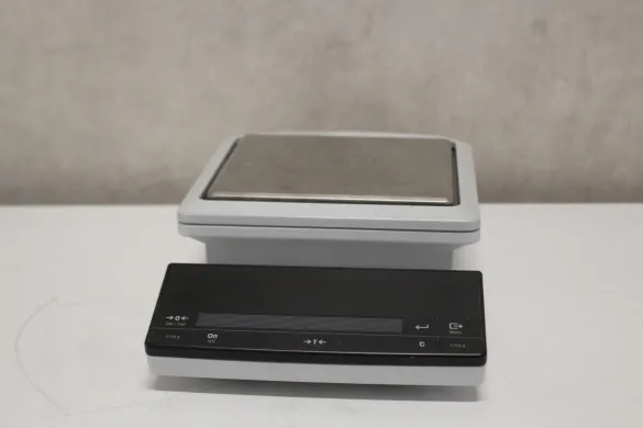 Mettler Toledo PR8002 Precision Balance with 8100 g Capacity and 0.1 g Readability