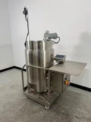 Thermo Scientific HyClone Single Use Bioreactor with Integrated Motor Agitator and Control Panel, 2 of 4