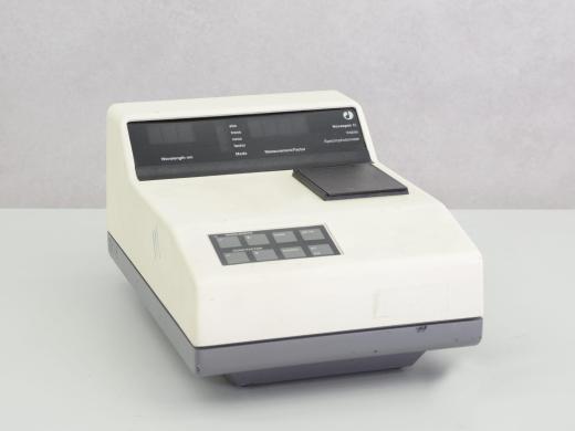 Biochrom Novaspec II UV-Vis Spectrophotometer with Tungsten Halogen Light Source-cover