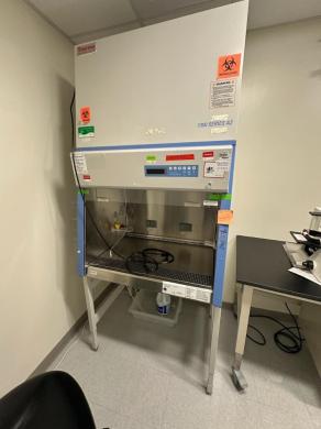 Thermo 1300 Series A2 4-foot Class II Type A2 Biosafety Cabinet for Containment-cover