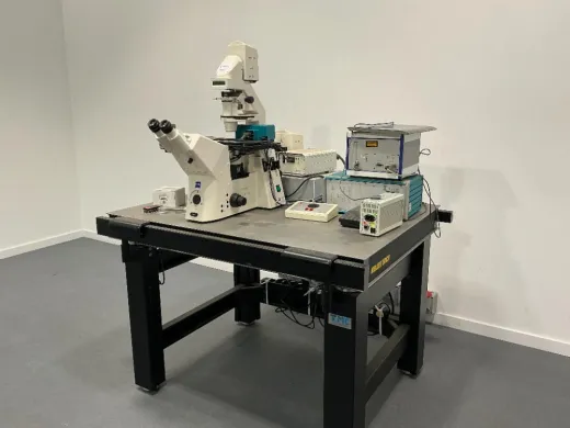 Carl Zeiss Axiovert 200M Inverted Trinocular Fluorescence Microscope with Motorized Stage