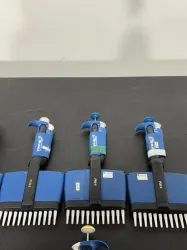 VWR Set of 7 Manual Micropipettes for Precise Liquid Handling, 2 of 3