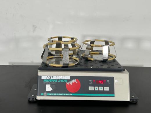 New Brunswick Scientific Innova 2150 Platform Shaker with Digital Speed Control and Flask Clamps-cover