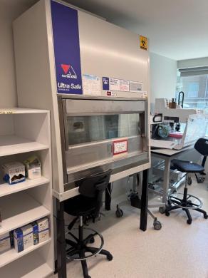 Clyde-Apac Ultra Safe Series 2010 4' Class II Biosafety Cabinet with HEPA Filtration and Vacuum Pump-cover