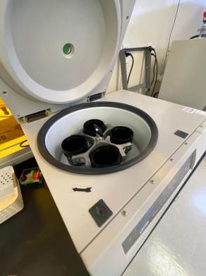 Beckman Coulter Allegra X-15R Refrigerated Benchtop Centrifuge with Rotor and Buckets-cover