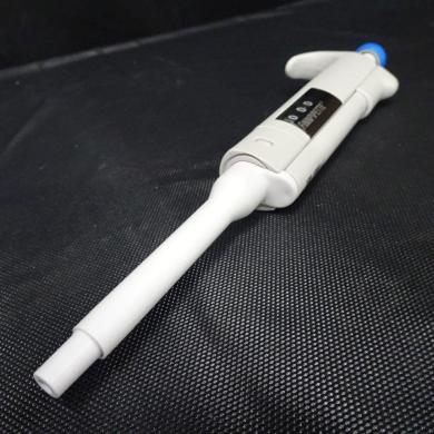 Thermo Scientific Finnpipette Digital Single Channel Variable Volume Pipette 100-1000 µL Model 4500120-cover