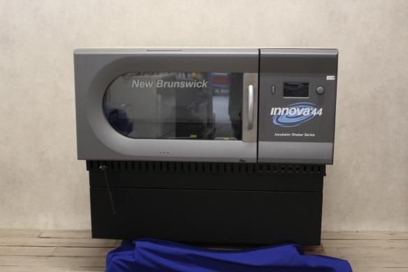 New Brunswick Innova 44R Refrigerated Shaking Incubator-cover