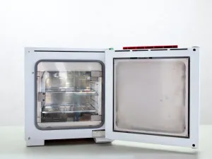 MMM Medcenter Incucell 55 Laboratory Incubator, 3 of 4