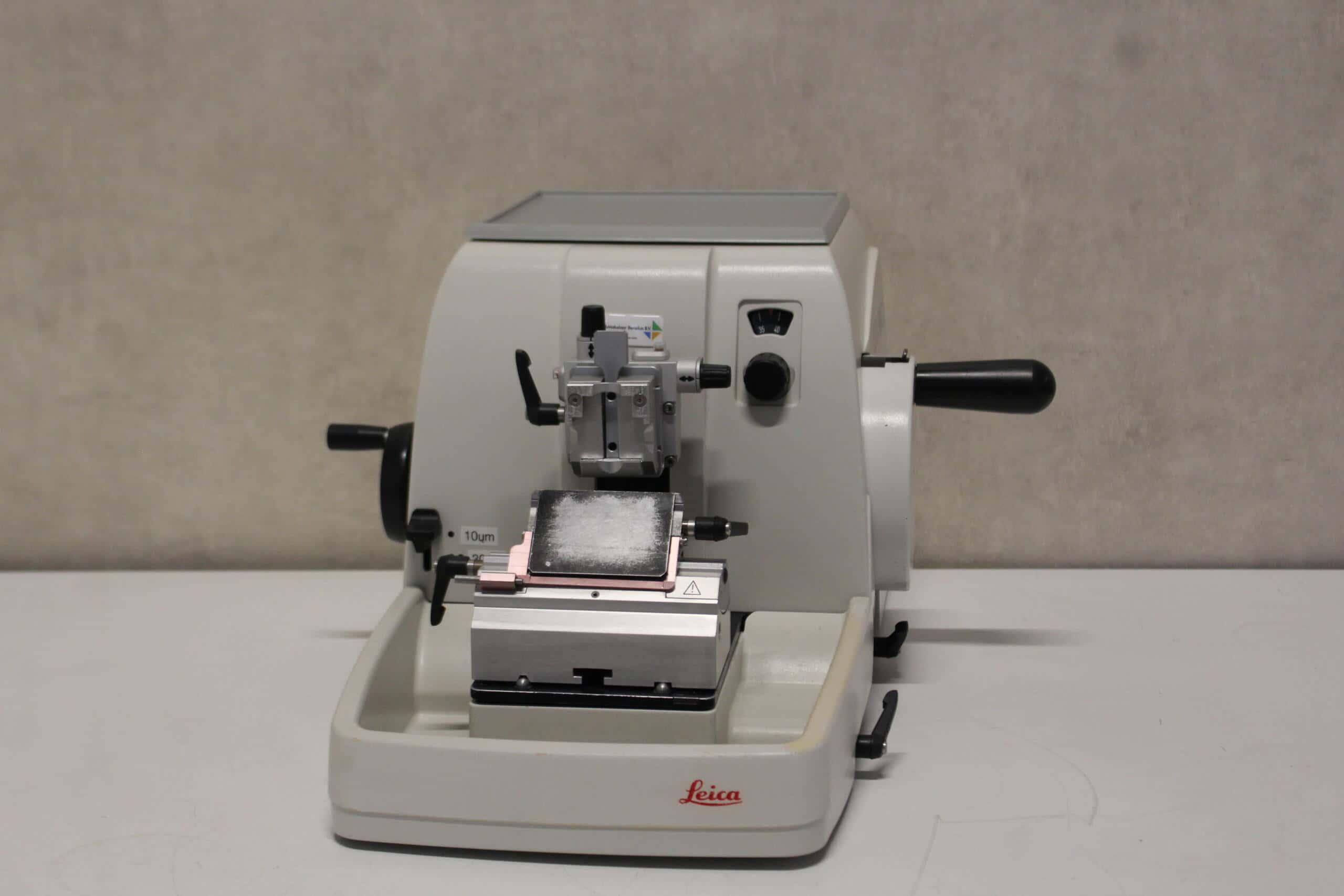 Leica RM2235 Rotary Microtome for Precision Tissue Sectioning